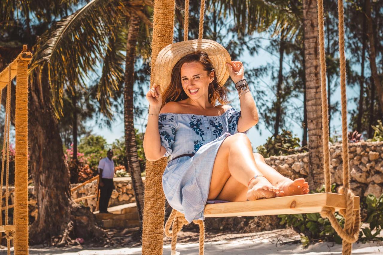 Zanzibella Hotel & Spa Kiwengwa  Dış mekan fotoğraf A woman on a swing